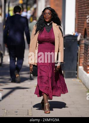 Aktenfoto vom 09/21 von Reverend Yvonne Clarke vor dem Emmanuel Centre im Südwesten Londons. Die erste schwarze Diakonin in der Church of England hat einen Appell wegen der Entscheidung, ihre Gemeinde aufzulösen, verloren. Reverend Clarke wurde 1987 zum Diakon in der CoE geweiht und diente seit mehr als 20 Jahren All Saints Shirley in der Diözese Southwark. Ausgabedatum: Dienstag, 30. Juli 2024. Stockfoto