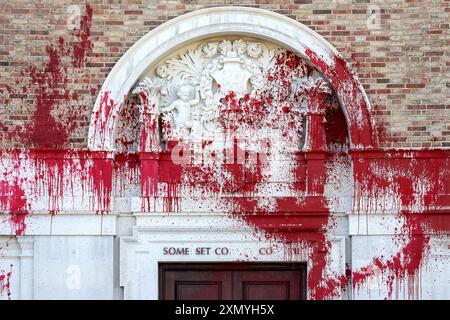 Taunton, Großbritannien, 30. Juli 2024. Die denkmalgeschützte County Hall in Taunton, Somerset, Großbritannien, wurde von Vandalen angegriffen, indem sie rote Farbe besprühten und Fenster zerbrachen. Dies ist das vierte Mal, dass das Gebäude von Vandalen angegriffen wurde, die wollen, dass der Somerset Council die britische Verteidigungsfirma Elbit Systems aus einem Geschäftsgebäude des Somerset council in Bristol vertreibt. Die Demonstranten behaupten, dass Elbit Systems Verbindungen zu Israel hat, aber das Unternehmen behauptet, dass nichts von seinem Standort in Bristol nach Israel geschickt wird. Die palästinensische Aktion, die die vorherigen Angriffe durchgeführt hat, sagte, dass sie hinter den jüngsten Schäden stehe. Gutschrift: Mark Pass Stockfoto