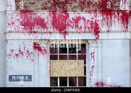 Taunton, Großbritannien, 30. Juli 2024. Die denkmalgeschützte County Hall in Taunton, Somerset, Großbritannien, wurde von Vandalen angegriffen, indem sie rote Farbe besprühten und Fenster zerbrachen. Dies ist das vierte Mal, dass das Gebäude von Vandalen angegriffen wurde, die wollen, dass der Somerset Council die britische Verteidigungsfirma Elbit Systems aus einem Geschäftsgebäude des Somerset council in Bristol vertreibt. Die Demonstranten behaupten, dass Elbit Systems Verbindungen zu Israel hat, aber das Unternehmen behauptet, dass nichts von seinem Standort in Bristol nach Israel geschickt wird. Die palästinensische Aktion, die die vorherigen Angriffe durchgeführt hat, sagte, dass sie hinter den jüngsten Schäden stehe. Gutschrift: Mark Pass Stockfoto