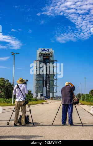 ULA Vice President, Government and Commercial Programs, Gary Wentz, Missionsdirektor, USSF-51, Dr. Walt Lauderdale, Oberst James T. Horne, III., sprach mit den Medien beim Transport der United Launch Alliance (ULA) Atlas V, der am 27. Juli 2024 in Cape Canaveral (Florida) die USSF-51-Mission für die US-Raumstreitkräfte startete. Der Start ist für Dienstag, den 30. Juli geplant. (Foto: Alex G Perez/AGPfoto/SIPA USA) Stockfoto