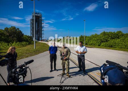 ULA Vice President, Government and Commercial Programs, Gary Wentz, Missionsdirektor, USSF-51, Dr. Walt Lauderdale, Oberst James T. Horne, III., sprach mit den Medien beim Transport der United Launch Alliance (ULA) Atlas V, der am 27. Juli 2024 in Cape Canaveral (Florida) die USSF-51-Mission für die US-Raumstreitkräfte startete. Der Start ist für Dienstag, den 30. Juli geplant. (Foto: Alex G Perez/AGPfoto/SIPA USA) Stockfoto