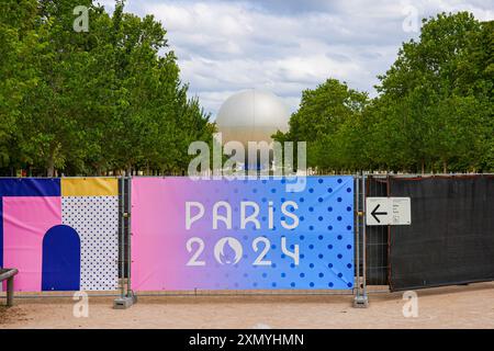 Glänzender Ballon in den Jardins des Tuileries für die Olympischen Sommerspiele 2024 in Paris Stockfoto