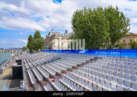 An den Kais der seine neben dem Museum Orsay angebrachte Bleacher für die Besucher der Eröffnungsstätte Cere Stockfoto