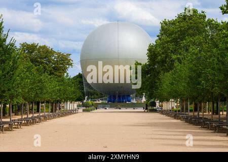 Glänzender Ballon in den Jardins des Tuileries für die Olympischen Sommerspiele 2024 in Paris Stockfoto