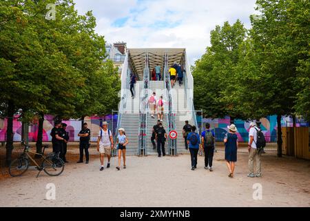 Temporäre Fußgängerbrücke über der Rue de Rivoli in Paris für die Olympischen Sommerspiele 2024 Stockfoto