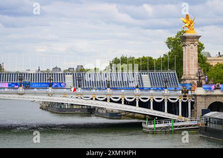 Auf der Pont Alexandre III. Über der seine installierte Anlegestelle für die Eröffnungszeremonie des Pariser Sommers O 2024 Stockfoto