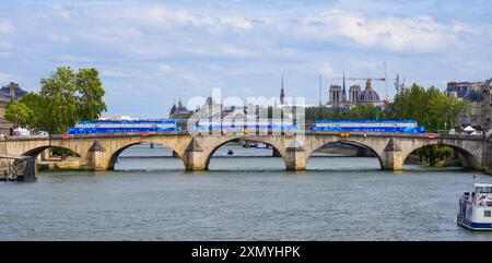 Auf der Pont Royal über der seine installierte Anlegestelle für die Besucher der Eröffnungszeremonie der Paris 2024 Stockfoto