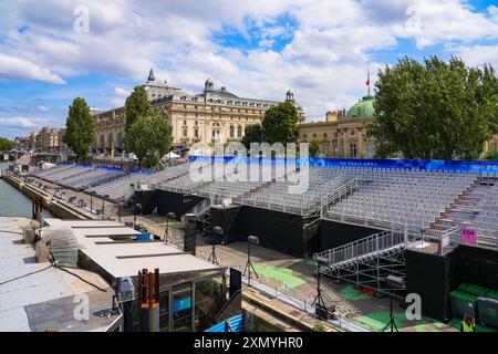 An den Kais der seine neben dem Museum Orsay angebrachte Bleacher für die Besucher der Eröffnungsstätte Cere Stockfoto