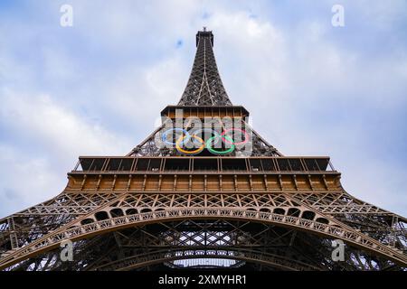 Gigantische LED-Olympia-Ringe auf dem Eiffelturm für die Olympischen Sommerspiele 2024 in Paris Stockfoto