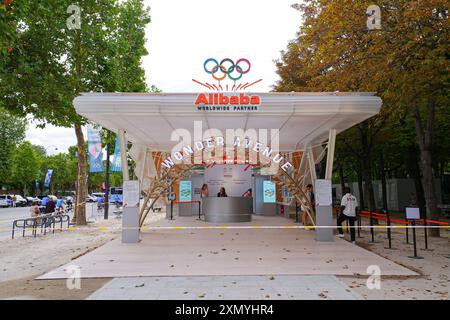 Wonder Avenue, eine temporäre Ausstellungshalle für Alibaba, Partner der Olympischen Sommerspiele 2024 auf der Champs-Elysée Stockfoto