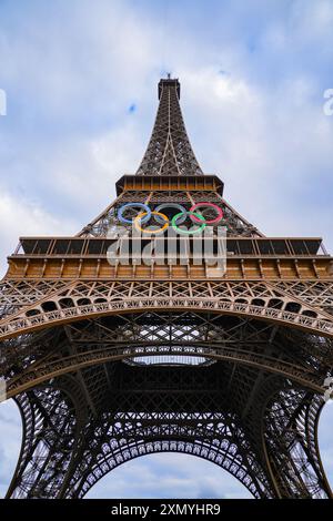 Gigantische LED-Olympia-Ringe auf dem Eiffelturm für die Olympischen Sommerspiele 2024 in Paris Stockfoto