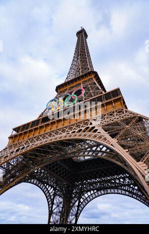 Gigantische LED-Olympia-Ringe auf dem Eiffelturm für die Olympischen Sommerspiele 2024 in Paris Stockfoto