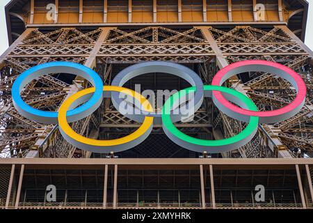 Gigantische LED-Olympia-Ringe auf dem Eiffelturm für die Olympischen Sommerspiele 2024 in Paris Stockfoto