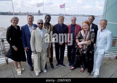 Sir Paul McCartney und sein Liverpool Institute of Performing Arts (LIPA) Begleiter für 2024 (von links nach rechts) Vick Bain, LIPA-CEO Sean McNamara, Jamie Lloyd, Kobna Holdbrook-Smith, Sir Paul Mc Cartney, Mark Featherstone-Witty, Rae Smith, Daniel Sennheiser und Andreas Sennheisser, bei der jährlichen Abschlussfeier für die LIPA im ACC Liverpool. Bilddatum: Dienstag, 30. Juli 2024. Stockfoto