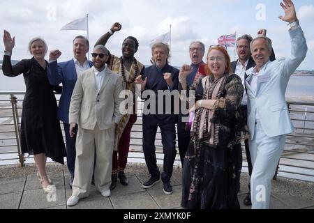 Sir Paul McCartney und sein Liverpool Institute of Performing Arts (LIPA) Begleiter für 2024 (von links nach rechts) Vick Bain, LIPA-CEO Sean McNamara, Jamie Lloyd, Kobna Holdbrook-Smith, Sir Paul Mc Cartney, Mark Featherstone-Witty, Rae Smith, Daniel Sennheiser und Andreas Sennheisser, bei der jährlichen Abschlussfeier für die LIPA im ACC Liverpool. Bilddatum: Dienstag, 30. Juli 2024. Stockfoto