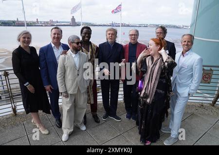 Sir Paul McCartney und sein Liverpool Institute of Performing Arts (LIPA) Begleiter für 2024 (von links nach rechts) Vick Bain, LIPA-CEO Sean McNamara, Jamie Lloyd, Kobna Holdbrook-Smith, Sir Paul Mc Cartney, Mark Featherstone-Witty, Rae Smith, Daniel Sennheiser und Andreas Sennheisser, bei der jährlichen Abschlussfeier für die LIPA im ACC Liverpool. Bilddatum: Dienstag, 30. Juli 2024. Stockfoto