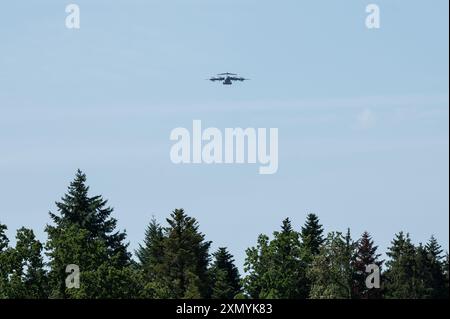 Rosenfeld, Deutschland. 30. Juli 2024. Ein Airbus A400M der deutschen Luftwaffe, der über das Waldhof-Staatsgebiet fliegt. Das Gelände auf dem Landgut Waldhof im Landkreis Geislingen im Zollernalbkreis soll für Fallschirmlandungsübungen und Übungen zum Abwerfen von Lasten durch das Sonderkommando (KSK) der Bundeswehr und der US-Armee genutzt werden. Quelle: Silas Stein/dpa/Alamy Live News Stockfoto