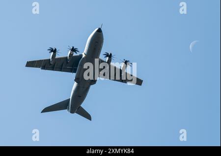 Rosenfeld, Deutschland. 30. Juli 2024. Ein Airbus A400M der deutschen Luftwaffe, der über das Waldhof-Staatsgebiet fliegt. Das Gelände auf dem Landgut Waldhof im Landkreis Geislingen im Zollernalbkreis soll für Fallschirmlandungsübungen und Übungen zum Abwerfen von Lasten durch das Sonderkommando (KSK) der Bundeswehr und der US-Armee genutzt werden. Quelle: Silas Stein/dpa/Alamy Live News Stockfoto