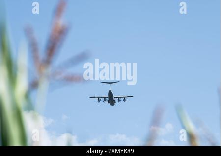 Rosenfeld, Deutschland. 30. Juli 2024. Ein Airbus A400M der deutschen Luftwaffe, der über das Waldhof-Staatsgebiet fliegt. Das Gelände auf dem Landgut Waldhof im Landkreis Geislingen im Zollernalbkreis soll für Fallschirmlandungsübungen und Übungen zum Abwerfen von Lasten durch das Sonderkommando (KSK) der Bundeswehr und der US-Armee genutzt werden. Quelle: Silas Stein/dpa/Alamy Live News Stockfoto