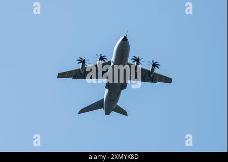 Rosenfeld, Deutschland. 30. Juli 2024. Ein Airbus A400M der deutschen Luftwaffe, der über das Waldhof-Staatsgebiet fliegt. Das Gelände auf dem Landgut Waldhof im Landkreis Geislingen im Zollernalbkreis soll für Fallschirmlandungsübungen und Übungen zum Abwerfen von Lasten durch das Sonderkommando (KSK) der Bundeswehr und der US-Armee genutzt werden. Quelle: Silas Stein/dpa/Alamy Live News Stockfoto