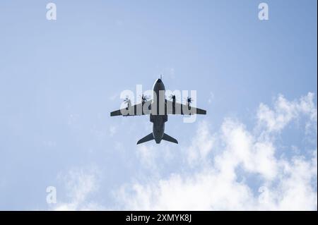 Rosenfeld, Deutschland. 30. Juli 2024. Ein Airbus A400M der deutschen Luftwaffe, der über das Waldhof-Staatsgebiet fliegt. Das Gelände auf dem Landgut Waldhof im Landkreis Geislingen im Zollernalbkreis soll für Fallschirmlandungsübungen und Übungen zum Abwerfen von Lasten durch das Sonderkommando (KSK) der Bundeswehr und der US-Armee genutzt werden. Quelle: Silas Stein/dpa/Alamy Live News Stockfoto