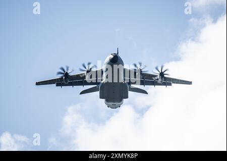 Rosenfeld, Deutschland. 30. Juli 2024. Ein Airbus A400M der deutschen Luftwaffe, der über das Waldhof-Staatsgebiet fliegt. Das Gelände auf dem Landgut Waldhof im Landkreis Geislingen im Zollernalbkreis soll für Fallschirmlandungsübungen und Übungen zum Abwerfen von Lasten durch das Sonderkommando (KSK) der Bundeswehr und der US-Armee genutzt werden. Quelle: Silas Stein/dpa/Alamy Live News Stockfoto