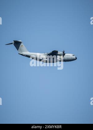 Rosenfeld, Deutschland. 30. Juli 2024. Ein Airbus A400M der deutschen Luftwaffe, der über das Waldhof-Staatsgebiet fliegt. Das Gelände auf dem Landgut Waldhof im Landkreis Geislingen im Zollernalbkreis soll für Fallschirmlandungsübungen und Übungen zum Abwerfen von Lasten durch das Sonderkommando (KSK) der Bundeswehr und der US-Armee genutzt werden. Quelle: Silas Stein/dpa/Alamy Live News Stockfoto