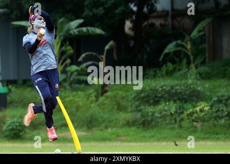 Jahanara Alam, die Bangladesche schnelle Bowlingspielerin, besucht das Bangladesche Cricket-Team am Bangladesch Krira Shikkha Protishtan Ground-4 in Zir Stockfoto