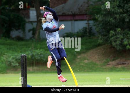 Jahanara Alam, die Bangladesche schnelle Bowlingspielerin, besucht das Bangladesche Cricket-Team am Bangladesch Krira Shikkha Protishtan Ground-4 in Zir Stockfoto