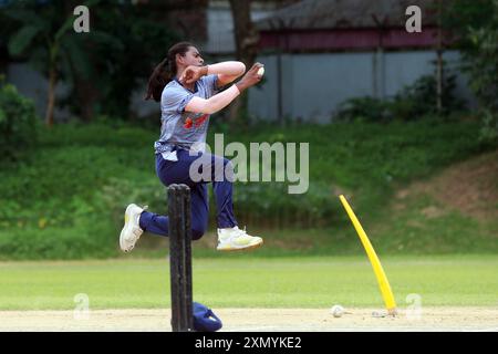 Die Bangladesche Fast-Bowlerin Marufa Akhter besucht das Cricket-Team der Frauen in Bangladesch im Krira Shikkha Protishtan Ground-4 in Zira Stockfoto