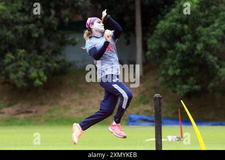 Jahanara Alam, die Bangladesche schnelle Bowlingspielerin, besucht das Bangladesche Cricket-Team am Bangladesch Krira Shikkha Protishtan Ground-4 in Zir Stockfoto