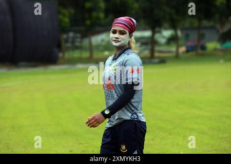 Jahanara Alam, die Bangladesche schnelle Bowlingspielerin, besucht das Bangladesche Cricket-Team am Bangladesch Krira Shikkha Protishtan Ground-4 in Zir Stockfoto