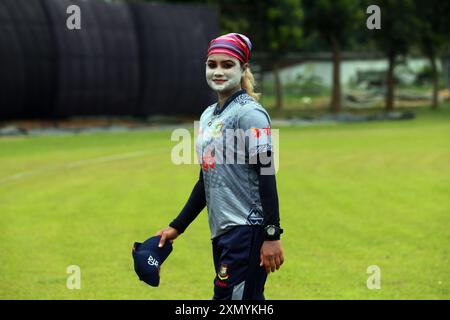 Jahanara Alam, die Bangladesche schnelle Bowlingspielerin, besucht das Bangladesche Cricket-Team am Bangladesch Krira Shikkha Protishtan Ground-4 in Zir Stockfoto