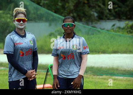 Jahanara Alam (L) und Marufa Akhter (R) während des Bangladesch Women’s Cricket Teams besuchen das Bangladesch Krira Shikkha Pro Stockfoto