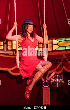 Edinburgh, Vereinigtes Königreich. 30. Juli 2024 im Bild: Camille O’Sullivan sitzt auf einem Trapez im berühmten Spiegelzelt in den Assembly George Square Gardens. Kabarett-Superstar Camille O’Sullivan feiert 20 Jahre im Fringe mit einem Foto von ihrem ersten Auftritt in Edinburgh im Jahr 2004. Quelle: Rich Dyson/Alamy Live News Stockfoto