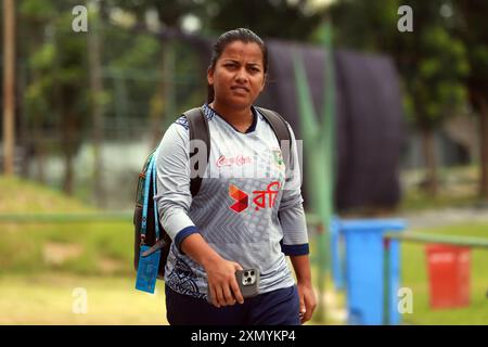 Die Bangladesch Spine Bowlerin Nahida Akhter besucht während des Bangladesh Women’s Cricket Teams das Training im Bangladesch Krira Shikkha Protishtan Ground-4 in Ziran Stockfoto