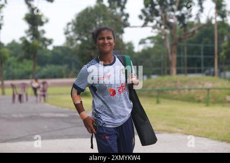 Die Bangladesche Opener Batterin Dilara Akhtar besucht während des Bangladesch Cricket-Teams das Training im Bangladesch Krira Shikkha Protishtan Ground-4 in Zir Stockfoto