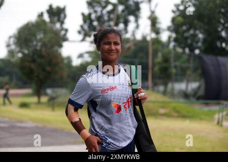 Die Bangladesche Opener Batterin Dilara Akhtar besucht während des Bangladesch Cricket-Teams das Training im Bangladesch Krira Shikkha Protishtan Ground-4 in Zir Stockfoto