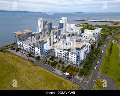 Luftaufnahme der Wohngebäude im Western Harbour in Leith, Schottland, Großbritannien Stockfoto