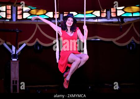 Edinburgh, Schottland, Großbritannien. 30. Juli 2024. Edinburgh Fringe: Camille O’Sullivan feiert 20 Jahre im Fringe, indem sie ein Foto von ihrem ersten Auftritt in Edinburgh im Jahr 2004 nachbildet. Sie saß auf einem Trapez im berühmten Spiegelzelt in den Assembly George Square Gardens. Camille O’Sullivan:Loveletter eine neue Show feiert ihre liebe Freundin Shane McGowan, Sinead O’Connor, Cohen, Bowie und Radiohead, die im Assembly Roxy, Veranstaltungsort 139 vom 31. Juli gezeigt wird. Quelle: Craig Brown/Alamy Live News Stockfoto