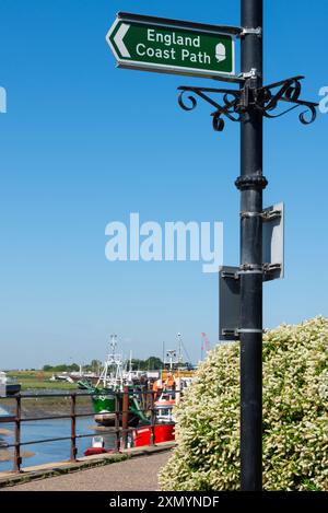 Schild für den England Coast Path in Old Leigh, einem historischen Fischerdorf unterhalb von Leigh on Sea Town, Essex, Großbritannien. Abschnitt über die Themse und Mündung der Themse Stockfoto