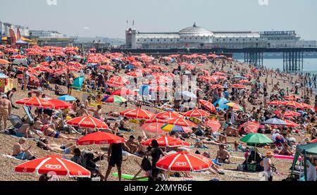 Brighton UK 30. Juli 2024 - die Menschenmassen genießen heute den Sonnenschein am Brighton Beach, der voraussichtlich der heißeste Tag des Jahres sein wird, mit Temperaturen von über 30 Grad in einigen Teilen des Südostens: Credit Simon Dack / Alamy Live News Stockfoto