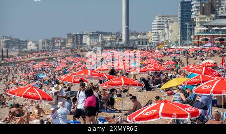 Brighton UK 30. Juli 2024 - die Menschenmassen genießen heute den Sonnenschein am Brighton Beach, der voraussichtlich der heißeste Tag des Jahres sein wird, mit Temperaturen von über 30 Grad in einigen Teilen des Südostens: Credit Simon Dack / Alamy Live News Stockfoto