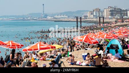 Brighton UK 30. Juli 2024 - die Menschenmassen genießen heute den Sonnenschein am Brighton Beach, der voraussichtlich der heißeste Tag des Jahres sein wird, mit Temperaturen von über 30 Grad in einigen Teilen des Südostens: Credit Simon Dack / Alamy Live News Stockfoto