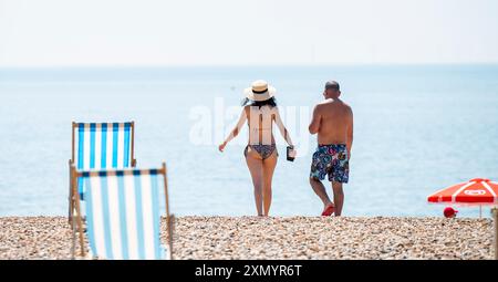 Brighton UK 30. Juli 2024 - Sonnenanbeter genießen heute den Sonnenschein am Brighton Beach, der voraussichtlich der heißeste Tag des Jahres sein wird, mit Temperaturen von über 30 Grad in einigen Teilen des Südostens: Credit Simon Dack / Alamy Live News Stockfoto