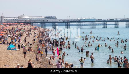 Brighton UK 30. Juli 2024 - die Menschenmassen genießen heute den Sonnenschein am Brighton Beach, der voraussichtlich der heißeste Tag des Jahres sein wird, mit Temperaturen von über 30 Grad in einigen Teilen des Südostens: Credit Simon Dack / Alamy Live News Stockfoto