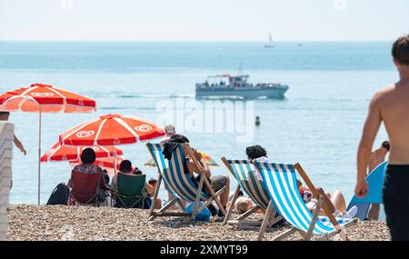 Brighton UK 30. Juli 2024 - die Menschenmassen am Brighton Beach genießen heute den Sonnenschein, der voraussichtlich der heißeste Tag des Jahres sein wird, mit Temperaturen von über 30 Grad in einigen Teilen des Südostens: Credit Simon Dack / Alamy Live News Stockfoto