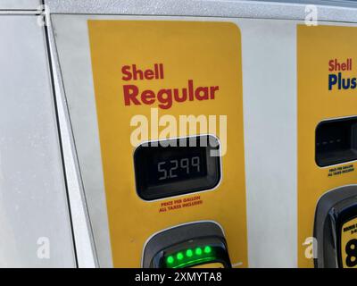 USA. Juni 2024. Nahaufnahme der Shell-Gaspumpe, die den Preis von Normalbenzin bei 5,29 US-Dollar pro Gallone anzeigt, Stanley Boulevard, Lafayette, Kalifornien, Juni, 2024. (Foto: Smith Collection/Gado/SIPA USA) Credit: SIPA USA/Alamy Live News Stockfoto