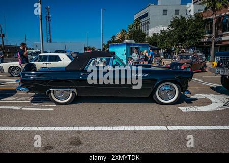 Gulfport, MS - 01. Oktober 2023: Hochperspektivische Seitenansicht eines Ford Thunderbird Cabriolets aus dem Jahr 1956 auf einer lokalen Autoshow. Stockfoto