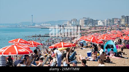 Brighton UK 30. Juli 2024 - die Menschenmassen genießen heute den Sonnenschein am Brighton Beach, der voraussichtlich der heißeste Tag des Jahres sein wird, mit Temperaturen von über 30 Grad in einigen Teilen des Südostens: Credit Simon Dack / Alamy Live News Stockfoto